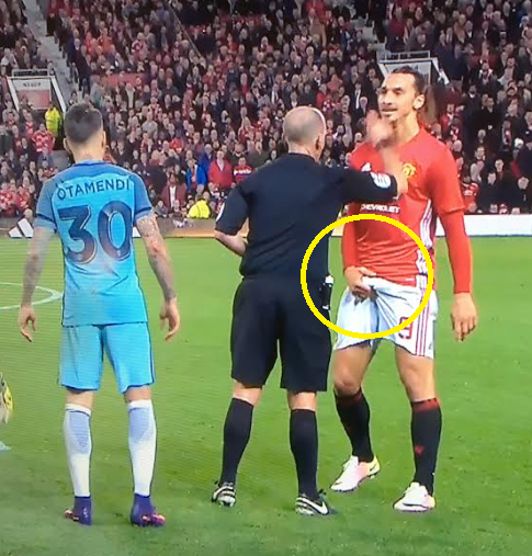 Ibrahimovic bóp chỗ ấy để sỉ nhục đối thủ - Ảnh 1.