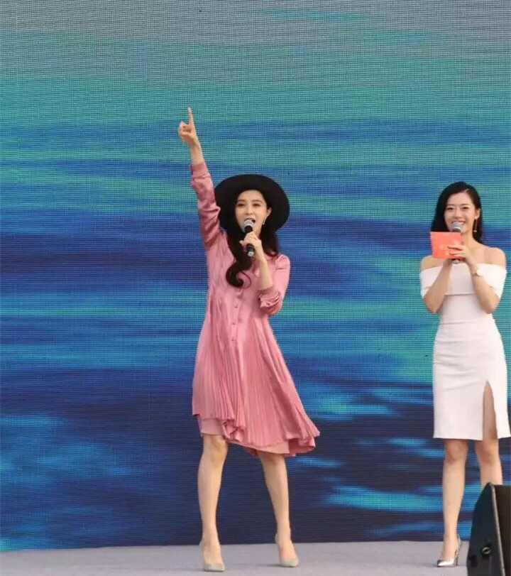 Ảnh không photoshop: "Nữ hoàng sắc đẹp" Phạm Băng Băng bất ngờ lép vế trước nữ MC kém tên tuổi Ảnh không photoshop: "Nữ hoàng sắc đẹp" Phạm Băng Băng bất ngờ lép vế trước nữ MC kém tên tuổi