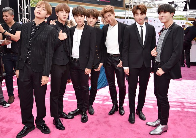 Thảm đỏ Billboard Awards: BTS xuất hiện điển trai cùng các sao quốc tế ăn mặc kỳ quái - Ảnh 2.