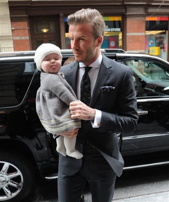 Loạt ảnh chứng minh: Dù lớn thế nào, Harper vẫn sẽ luôn là công chúa nhỏ trong vòng tay che chở của Beckham - Ảnh 2.