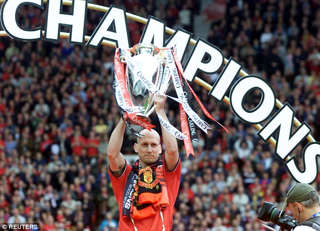 Jaap Stam, 3 năm x&acirc;y một tượng đ&agrave;i bất tử - Ảnh 5.