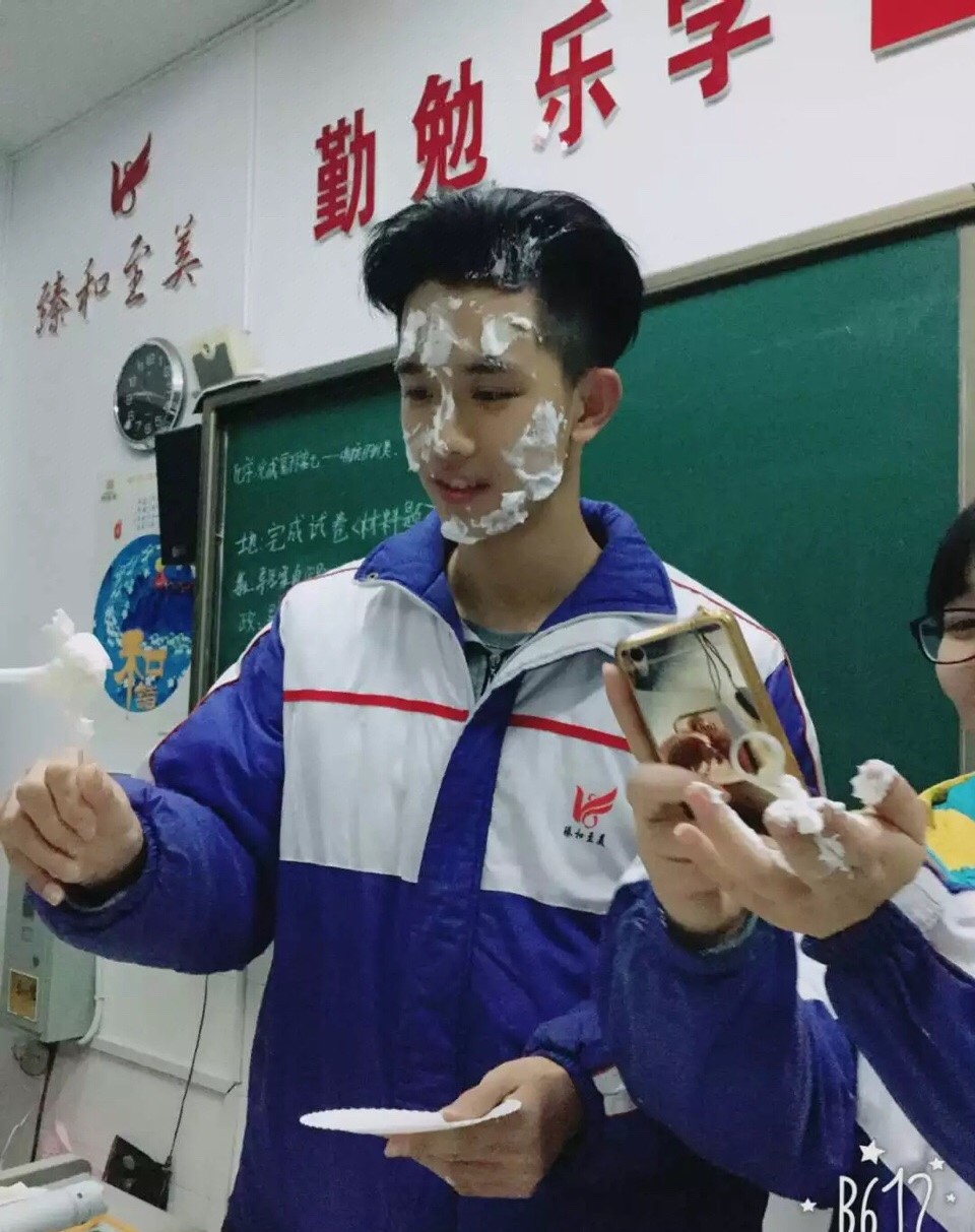 Nam sinh Trung Quốc vẫn siêu cấp đẹp trai dù mặt trét đầy bánh kem! - Ảnh 1.