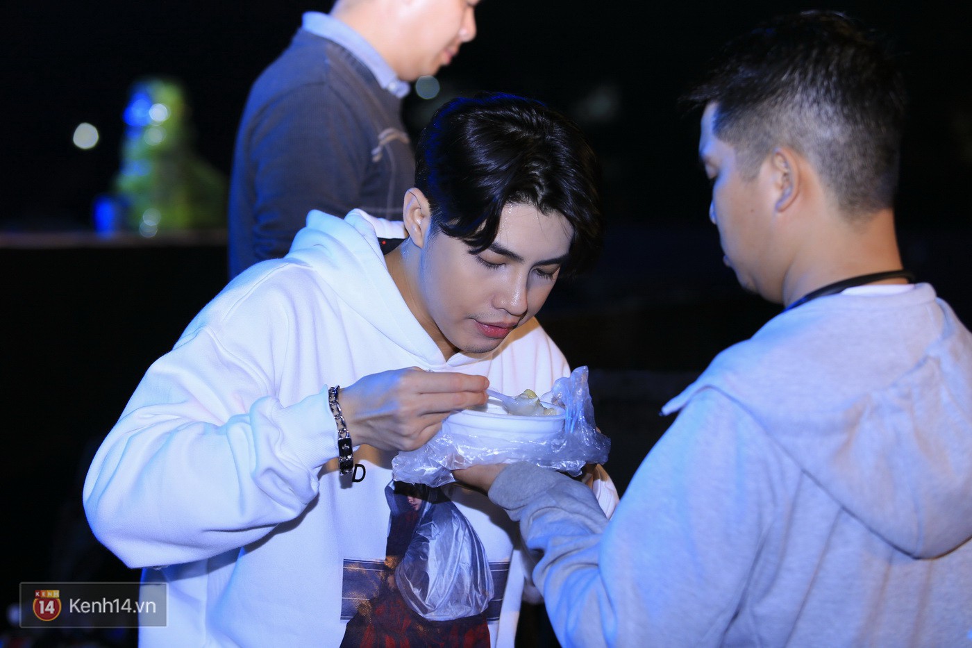 Noo Phước Thịnh tập trung cao độ cho buổi tổng duyệt chính thức trước thềm liveshow kỉ niệm 9 năm ca hát - Ảnh 14. Noo Phước Thịnh tập trung cao độ cho buổi tổng duyệt chính thức trước thềm liveshow kỉ niệm 9 năm ca hát - Ảnh 14.