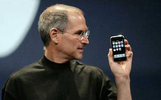 Nhìn lại khoảnh khắc lọt lòng của chiếc iPhone đầu tiên, đúng ngày này 10 năm trước - Ảnh 1.