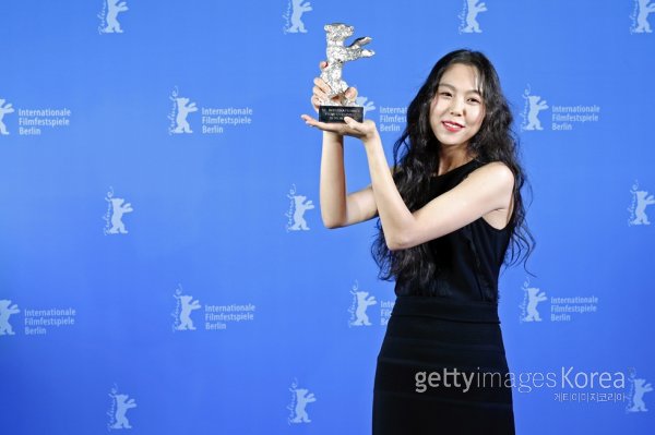 Kim Min Hee thắng lớn nhờ phim của tình già tại LHP Berlin - Ảnh 1.