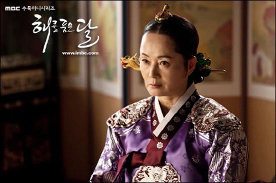 5 vai diễn mà khán giả nhớ mãi về cố diễn viên Mặt Trăng Ôm Mặt Trời Kim Young Ae - Ảnh 1.
