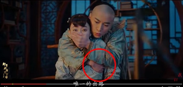 Trần Hiểu bị chỉ trích vì đụng chạm vòng một của Tôn Lệ trong phim mới - Ảnh 1.
