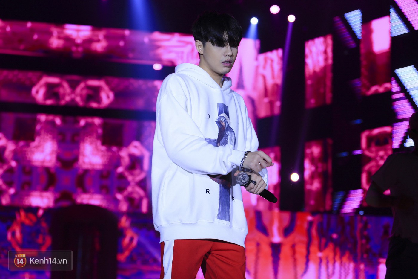 Noo Phước Thịnh tập trung cao độ cho buổi tổng duyệt chính thức trước thềm liveshow kỉ niệm 9 năm ca hát - Ảnh 2. Noo Phước Thịnh tập trung cao độ cho buổi tổng duyệt chính thức trước thềm liveshow kỉ niệm 9 năm ca hát - Ảnh 2.