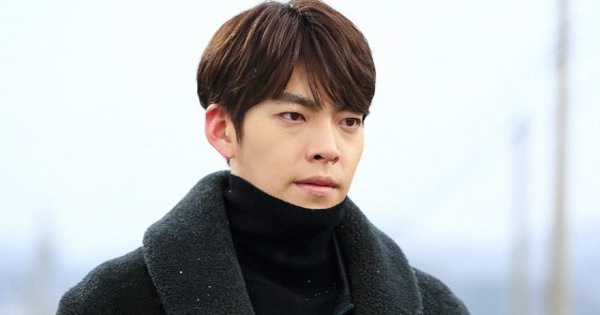 Fan hâm mộ sững sờ trước tin nam tài tử Kim Woo Bin bị chẩn đoán mắc bệnh ung thư vòm họng - Ảnh 1.