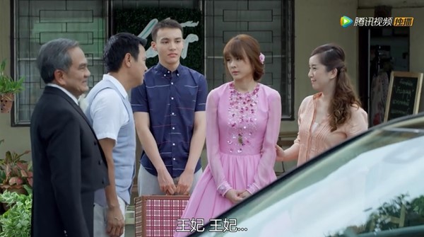 Ho&agrave;ng Cung bản Th&aacute;i: Pattie đầu b&ugrave; t&oacute;c rối, bị ph&oacute;ng vi&ecirc;n truy s&aacute;t kịch liệt - Ảnh 13.