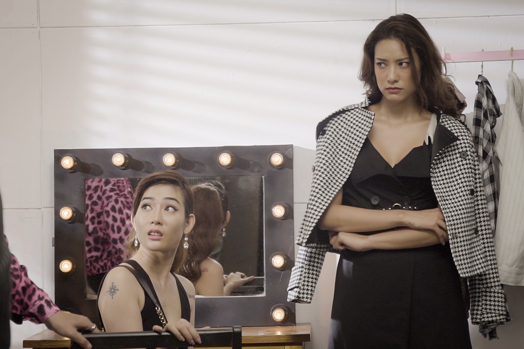 Lilly Nguyễn bắt bài vụ án chăn rau sạch trong Lật mặt showbiz - Ảnh 2. Lilly Nguyễn bắt bài vụ án chăn rau sạch trong Lật mặt showbiz - Ảnh 2.