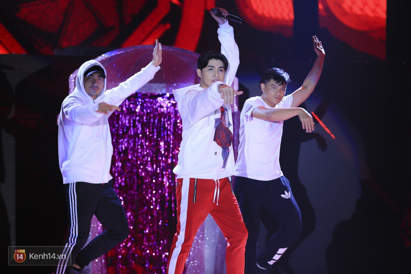Noo Phước Thịnh tập trung cao độ cho buổi tổng duyệt chính thức trước thềm liveshow kỉ niệm 9 năm ca hát - Ảnh 11. Noo Phước Thịnh tập trung cao độ cho buổi tổng duyệt chính thức trước thềm liveshow kỉ niệm 9 năm ca hát - Ảnh 11.