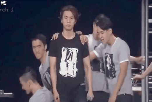Tranh cãi loạt ảnh động biểu cảm khó đỡ của Daesung khi bị vũ công nữ động chạm chỗ nhạy cảm - Ảnh 2.