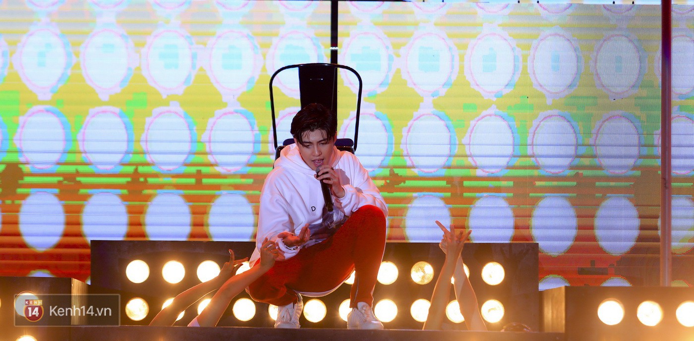 Noo Phước Thịnh tập trung cao độ cho buổi tổng duyệt chính thức trước thềm liveshow kỉ niệm 9 năm ca hát - Ảnh 17. Noo Phước Thịnh tập trung cao độ cho buổi tổng duyệt chính thức trước thềm liveshow kỉ niệm 9 năm ca hát - Ảnh 17.