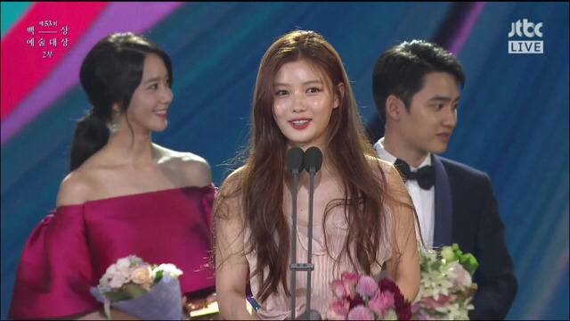 Đáng yêu nhất Baeksang: Yoona, Park Bo Gum và D.O. nhường ống kính cho Kim Yoo Jung thế này đây! - Ảnh 4.