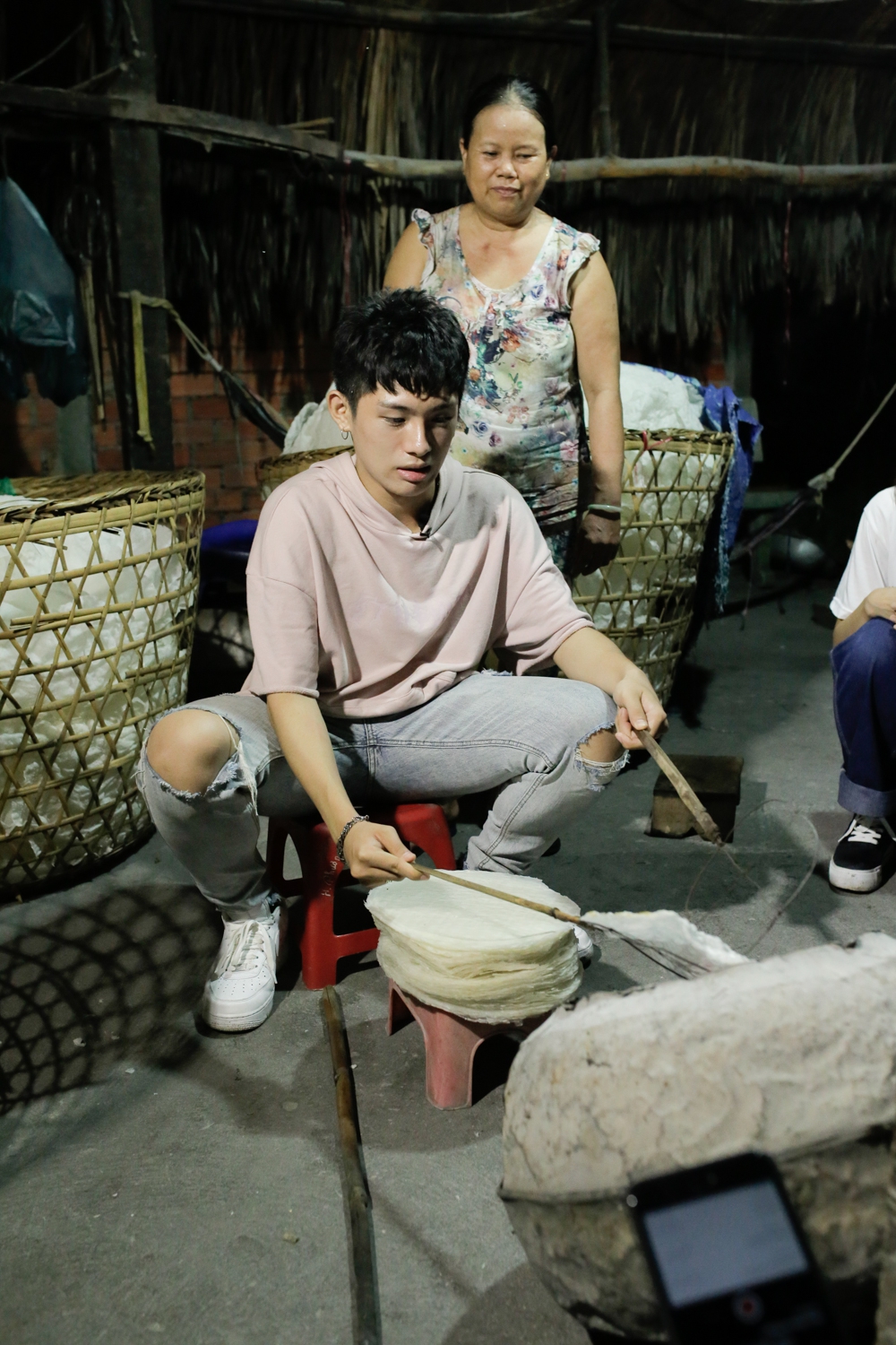 Suni Hạ Linh bị Monstar hành hạ chỉ vì thua... nướng bánh tráng! - Ảnh 4. Suni Hạ Linh bị Monstar hành hạ chỉ vì thua... nướng bánh tráng! - Ảnh 4.