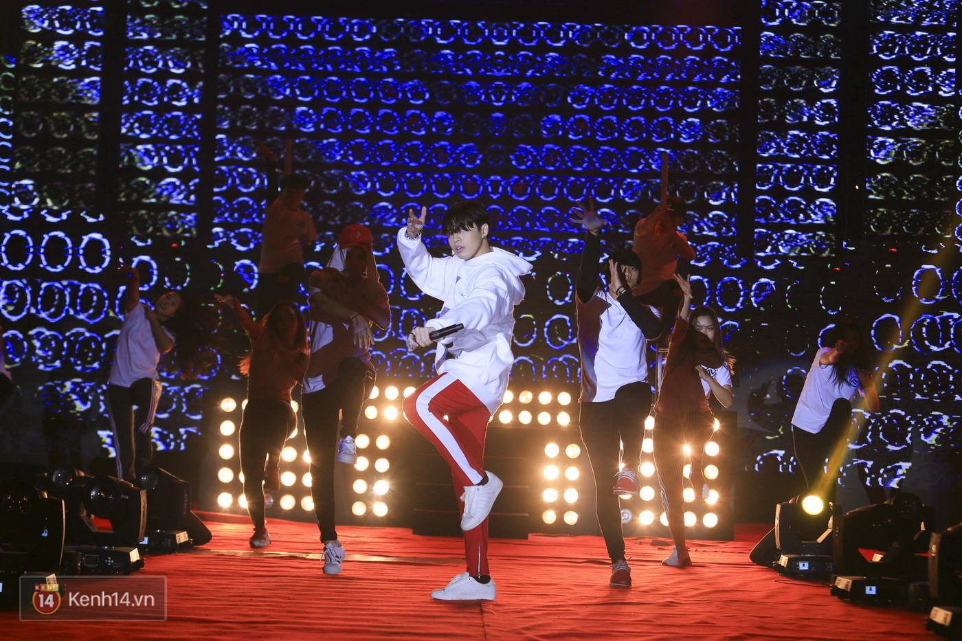 Noo Phước Thịnh tập trung cao độ cho buổi tổng duyệt chính thức trước thềm liveshow kỉ niệm 9 năm ca hát - Ảnh 12. Noo Phước Thịnh tập trung cao độ cho buổi tổng duyệt chính thức trước thềm liveshow kỉ niệm 9 năm ca hát - Ảnh 12.