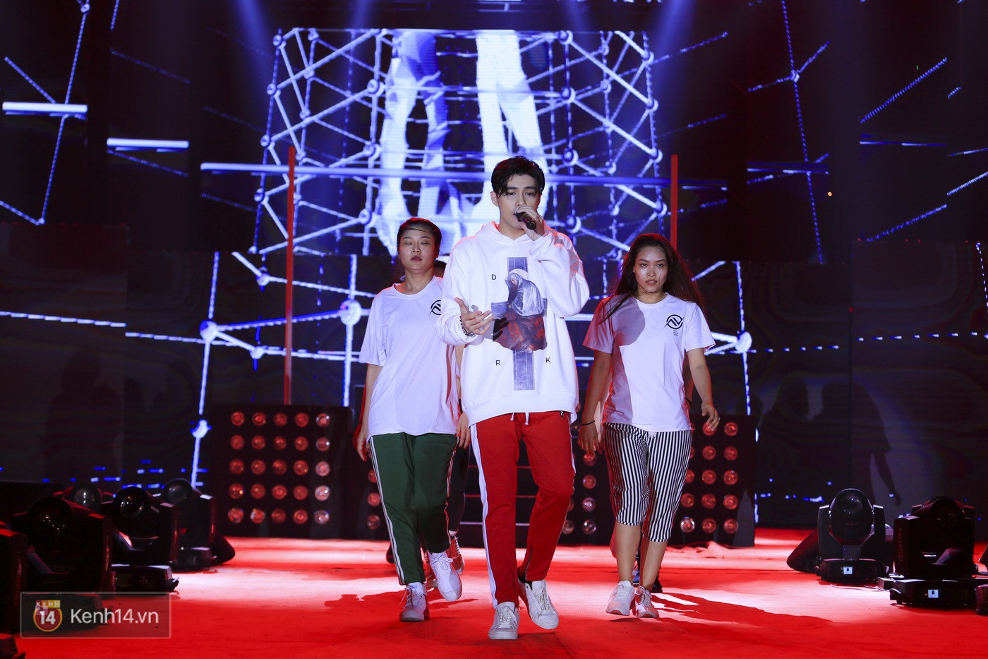 Noo Phước Thịnh tập trung cao độ cho buổi tổng duyệt chính thức trước thềm liveshow kỉ niệm 9 năm ca hát - Ảnh 8. Noo Phước Thịnh tập trung cao độ cho buổi tổng duyệt chính thức trước thềm liveshow kỉ niệm 9 năm ca hát - Ảnh 8.