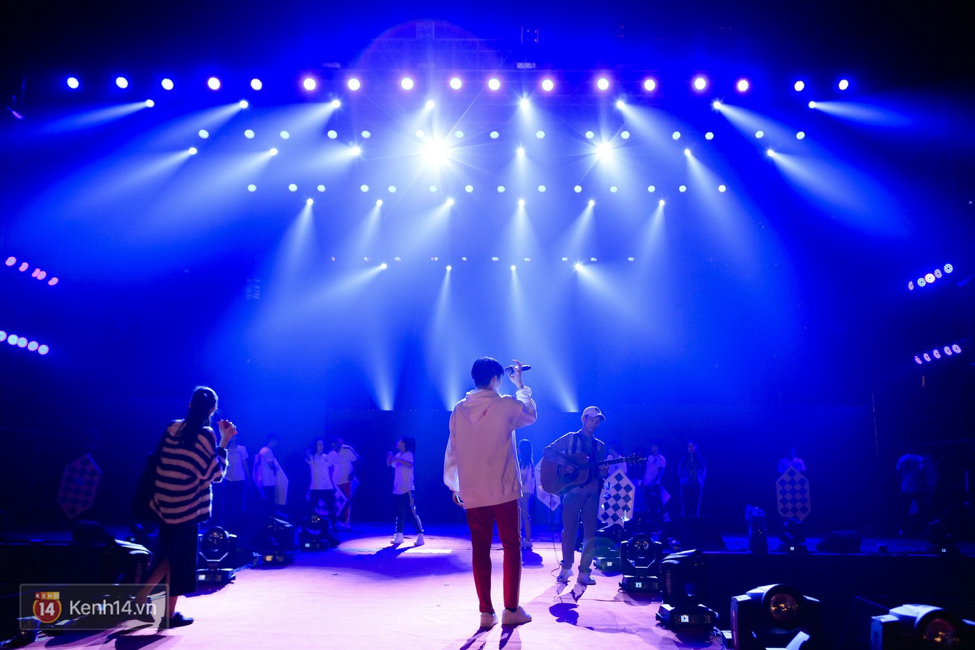 Noo Phước Thịnh tập trung cao độ cho buổi tổng duyệt chính thức trước thềm liveshow kỉ niệm 9 năm ca hát - Ảnh 18. Noo Phước Thịnh tập trung cao độ cho buổi tổng duyệt chính thức trước thềm liveshow kỉ niệm 9 năm ca hát - Ảnh 18.