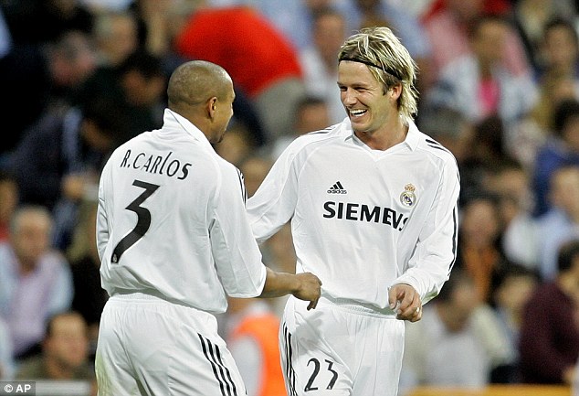 Giữa scandal l&agrave;m từ thiện giả tạo, Beckham tươi cười b&ecirc;n người anh em Roberto Carlos - Ảnh 2.