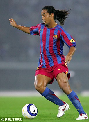 Ronaldinho: Hãy xem hình ảnh về huyền thoại bóng đá Ronaldinho và cùng nhau ngắm nhìn những pha xử lý bóng tuyệt vời của anh ấy. Ronaldinho có kỹ thuật tuyệt đỉnh và luôn biết cách giải tỏa áp lực trên sân cỏ. Đây là tác phẩm nên xem cho các fan bóng đá!