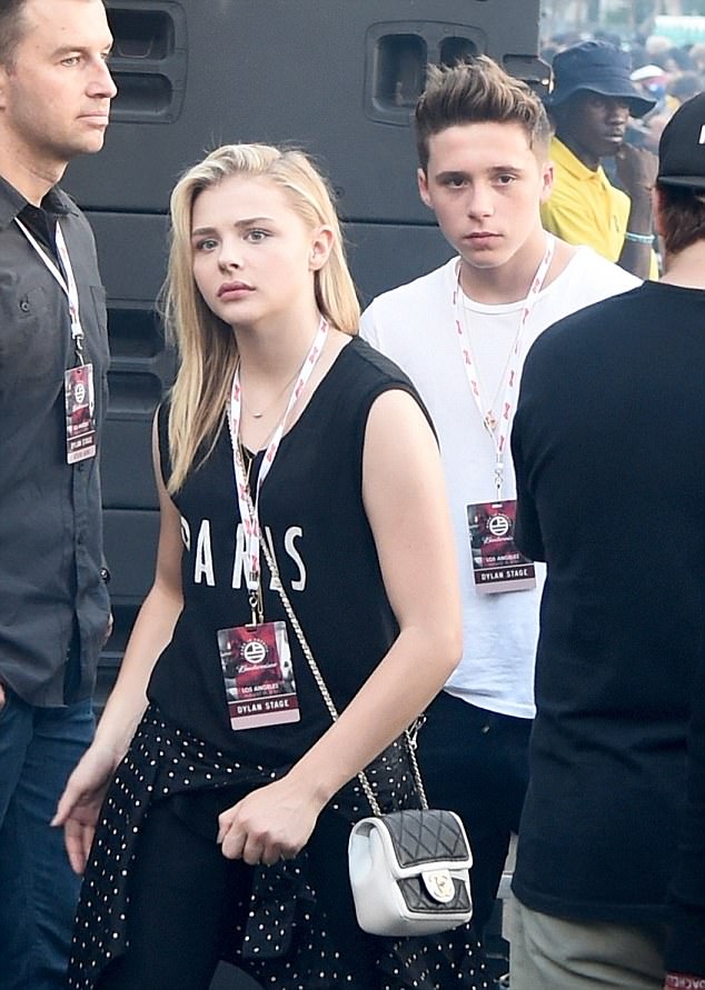 Sau đủ tin đồn hẹn hò, Brooklyn Beckham giờ lại về bên bạn gái cũ Chloe Moretz - Ảnh 1.