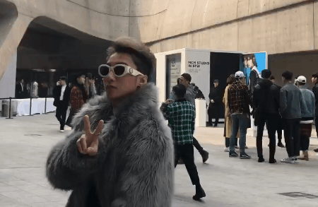 Seoul Fashion Week: Sơn Tùng M-TP khoác áo lông dài ngoài đồ thể thao, đeo kính râm xuất hiện cực ngầu - Ảnh 2.
