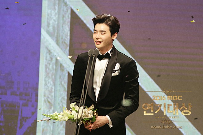 Cùng phát biểu cụt lủn, Lee Jong Suk nói 40 giây thì ăn gạch, So Ji Sub chỉ 2 giây lại được khen nức nở - Ảnh 1.