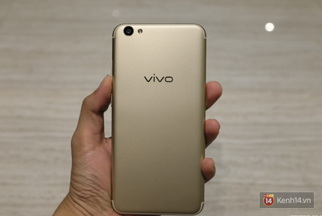 Mở hộp Vivo V5s: điện thoại trang bị camera selfie lên đến 20 MP, giá gần 7 triệu đồng - Ảnh 4.