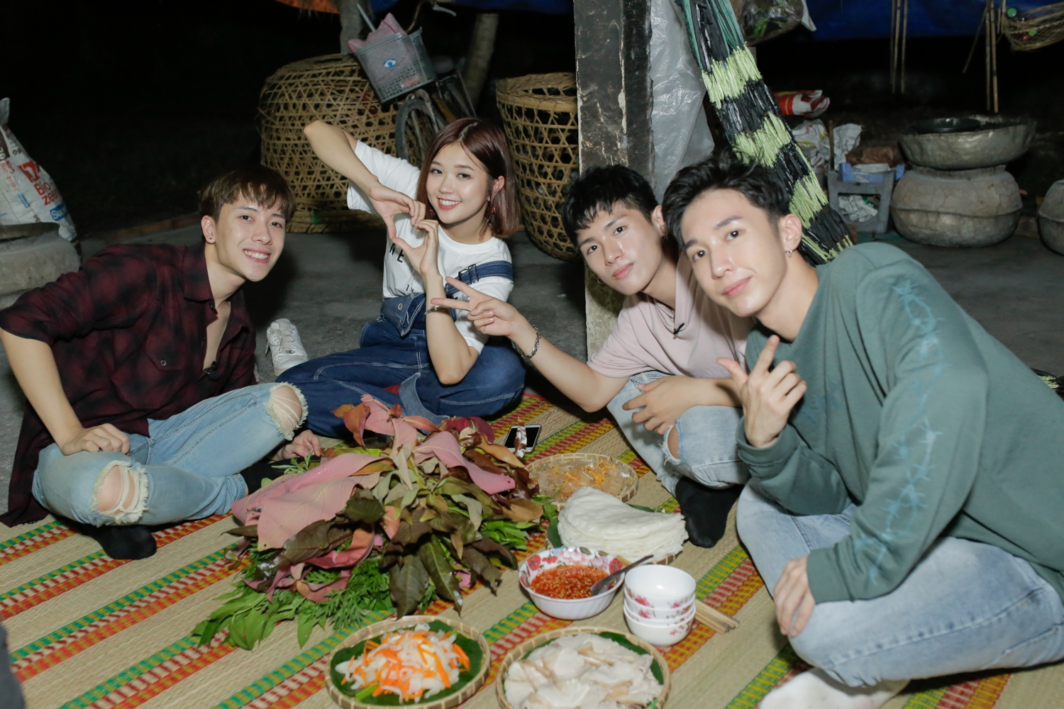 Suni Hạ Linh bị Monstar hành hạ chỉ vì thua... nướng bánh tráng! - Ảnh 7. Suni Hạ Linh bị Monstar hành hạ chỉ vì thua... nướng bánh tráng! - Ảnh 7.