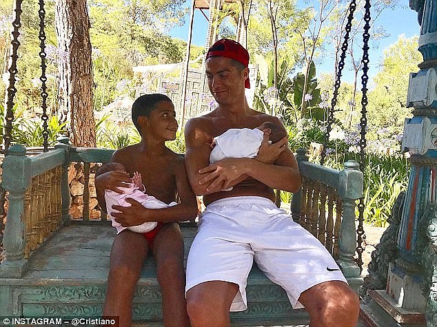 Ronaldo muốn có 7 đứa con để chiều lòng cậu cả Cristiano Junior - Ảnh 1.