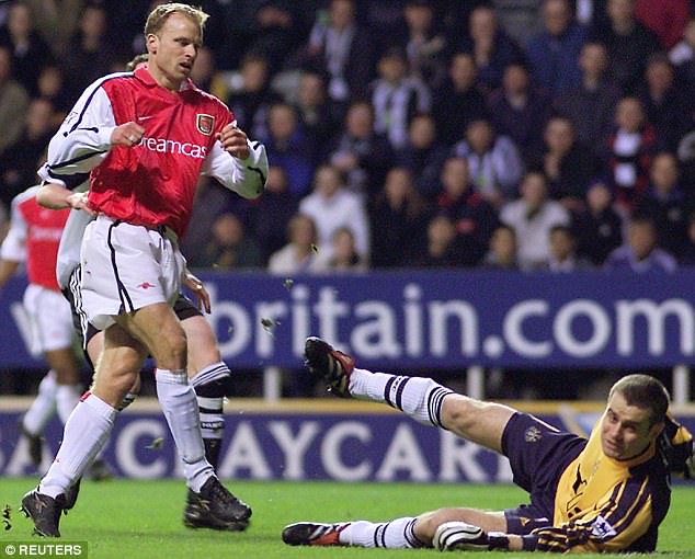 Si&ecirc;u phẩm của Bergkamp đẹp nhất trong 25 năm Ngoại hạng Anh - Ảnh 1.