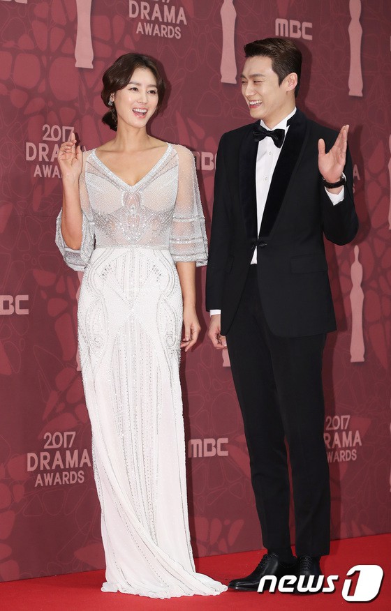 MBC Drama Awards 2017: Mẹ Kim Tan, Ha Ji Won rơi lệ vì nữ diễn viên có chồng bị sát hại dã man - Ảnh 9.