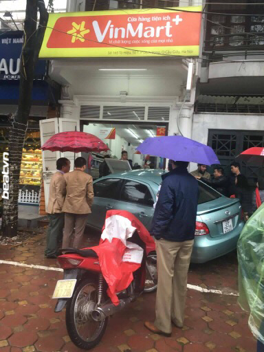 Hà Nội: Xe ô tô mất lái đâm vào siêu thị Vinmart, 1 người nằm bất động trên sàn - Ảnh 6.