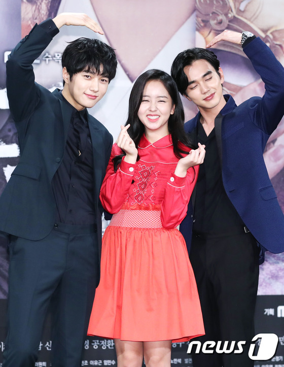 Yoo Seung Ho xấu hổ vì bắn tim quê mùa so với Kim So Hyun, L (Infinite) - Ảnh 5.