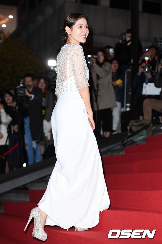 Giải Oscar Hàn Quốc gây sốc: Nữ diễn viên vừa nhận giải Tân binh đã lên luôn Ảnh hậu - Ảnh 12.