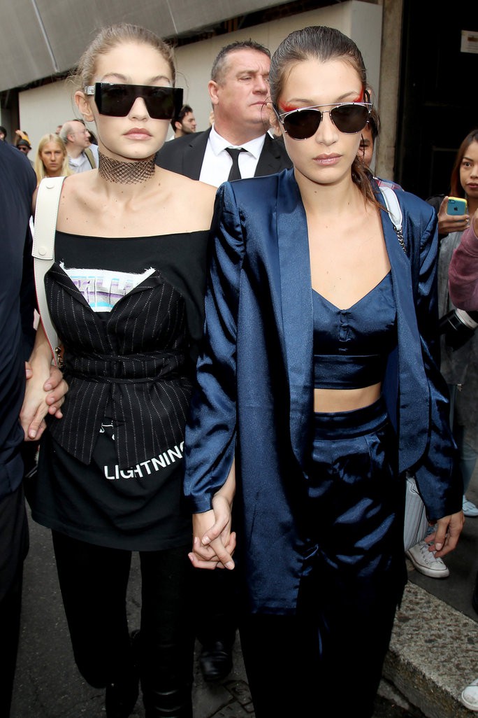 Không chỉ đẹp dần đều, chị em Gigi - Bella Hadid còn có những khoảnh khắc thời trang chất dần đều như thế này đây - Ảnh 14. Không chỉ đẹp dần đều, chị em Gigi - Bella Hadid còn có những khoảnh khắc thời trang chất dần đều như thế này đây - Ảnh 14.