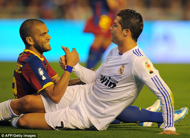 Dani Alves tố Barca vô ơn, giảng hòa với Ronaldo - Ảnh 2. Dani Alves tố Barca vô ơn, giảng hòa với Ronaldo - Ảnh 2.