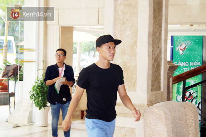 Xu&acirc;n Trường khoe đồng hồ hiệu trong ng&agrave;y tập trung đội tuyển Việt Nam - Ảnh 6.