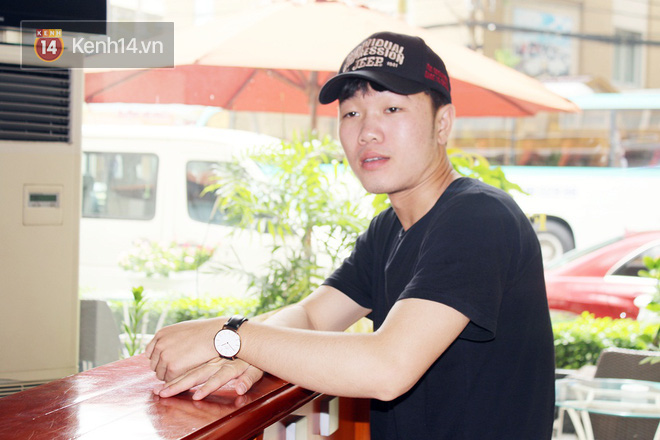 Xu&acirc;n Trường khoe đồng hồ hiệu trong ng&agrave;y tập trung đội tuyển Việt Nam - Ảnh 1.