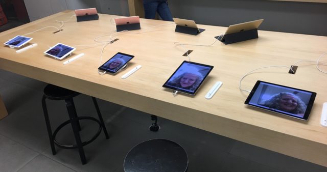 Bà mẹ xì tin của năm: Vào Apple Store tự sướng cực nhắng rồi đổi toàn bộ ảnh nền - Ảnh 2.