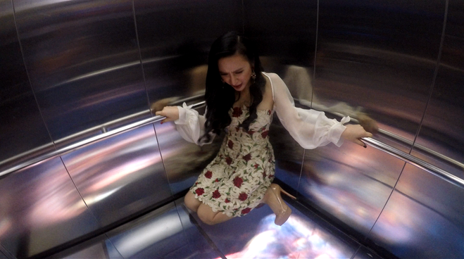 Angela Phương Trinh sợ hãi ôm Mai Tài Phến khi trải nghiệm thang máy thực tế ảo - Ảnh 4.