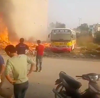 Bắc Ninh: Người d&acirc;n đốt r&aacute;c ven đường g&acirc;y ch&aacute;y xe bus - Ảnh 1.