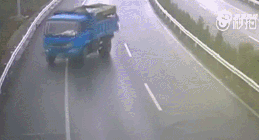 Trung Quốc: Chủ quan không thắt dây an toàn, tài xế xe tải bị hất văng ra đường trọng thương - Ảnh 2.