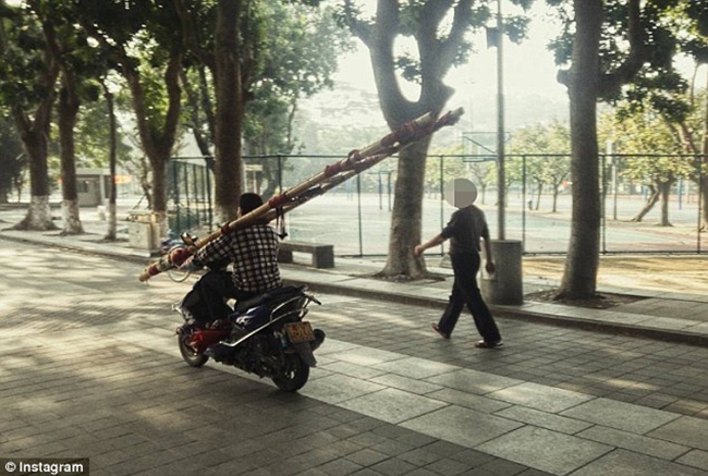 Tr&ecirc;n đường phố Trung Quốc, chuyện qu&aacute;i g&igrave; cũng c&oacute; thể xảy ra - Ảnh 1.