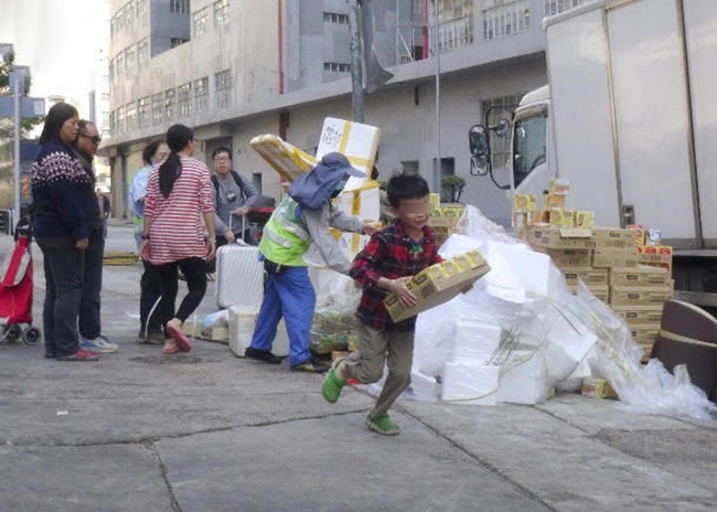 Người dân Hong Kong nô nức rủ nhau ra bãi rác hôi 700 thùng khoai tây chiên quá hạn sử dụng - Ảnh 1.