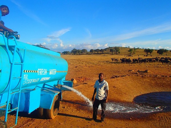 Mỗi ngày, người đàn ông này lại lái xe hàng tiếng đồng hồ để mang nước về cho những loài động vật khát nước - Ảnh 1.
