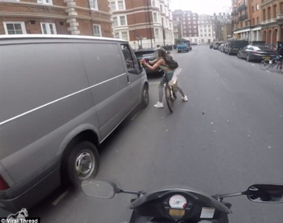 Bị xúc phạm trên đường, cô gái lái xe đạp đuổi theo vặt rụng gương xe ô tô của mấy gã ghẹo gái - Ảnh 3.