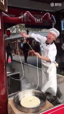 Anh b&aacute;n mỳ vui t&iacute;nh, quẩy tr&ecirc;n nền nhạc trữ t&igrave;nh khiến kh&aacute;ch h&agrave;ng tới tấp đến mua - Ảnh 2.
