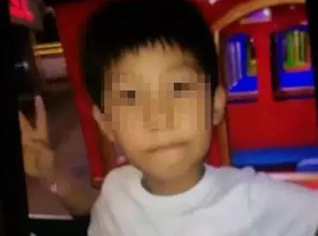 Trung Quốc: Mất tích hơn 20 tiếng đồng hồ, bé trai 10 tuổi được phát hiện chết dưới gầm giường - Ảnh 1.